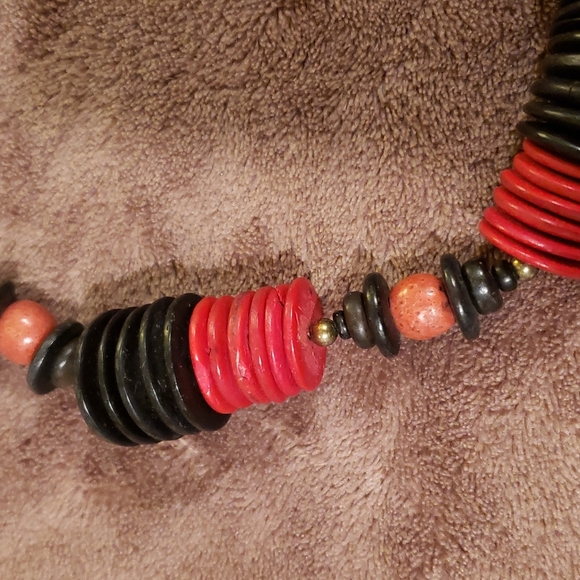 VINTAGE BLACK & RED CHUNKY WOOD NECKLACE - Picture 2 of 5
